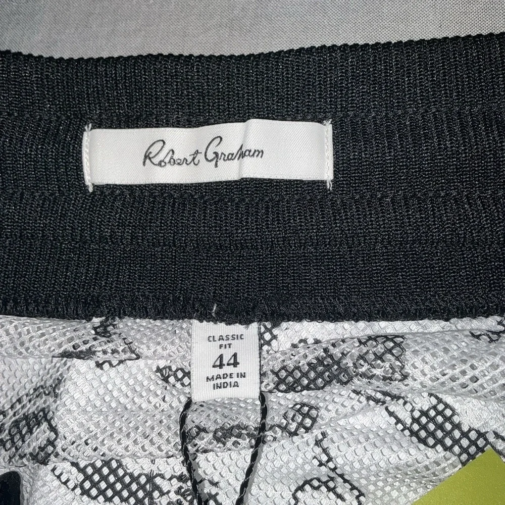 Robert Graham Swim Trunks Mens 44 Black Skull Print Excellent Board Shorts NWT